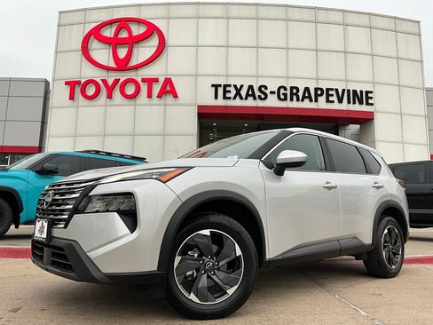 Used 2025 Nissan Rogue SV image 2