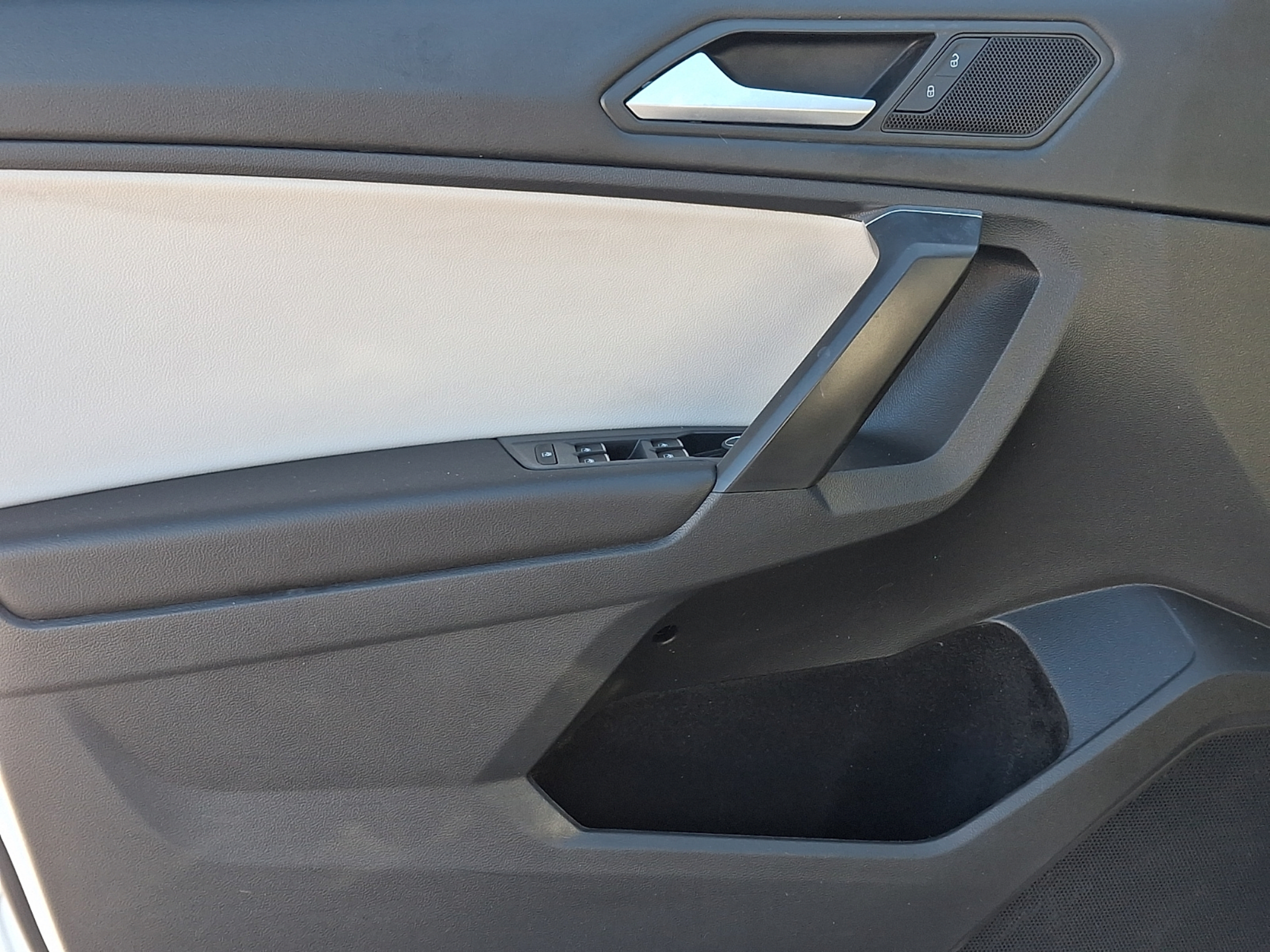 Used 2021 Volkswagen Tiguan SE w/ Panoramic Sunroof Package AWD/4WD image 10