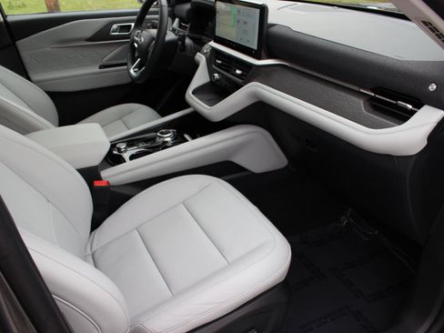 Used 2025 Ford Explorer Platinum w/ LUX Leather Package image 28