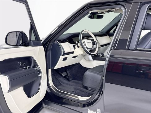 Used 2024 Land Rover Range Rover SE AWD/4WD image 12