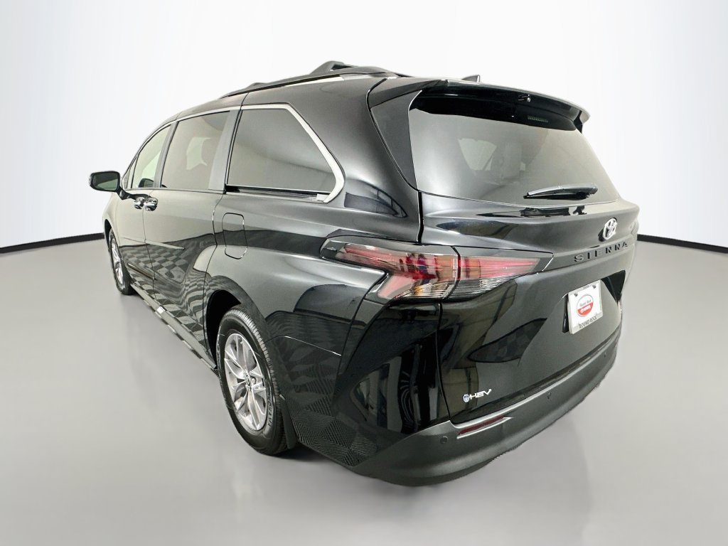 Used 2026 Toyota Sienna XLE FWD image 7