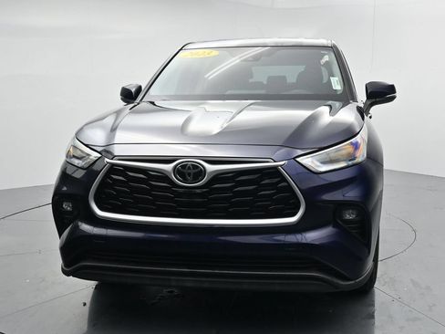 Used 2023 Toyota Highlander LE AWD/4WD image 3