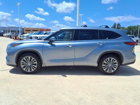 Certified 2021 Toyota Highlander Platinum FWD image 9
