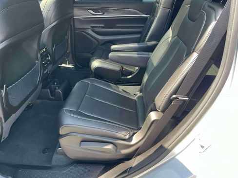 Used 2024 Jeep Grand Cherokee L Limited w/ Black Appearance Package AWD/4WD image 11
