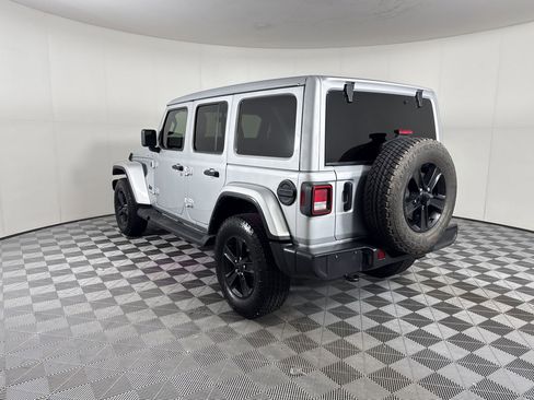 Used 2022 Jeep Wrangler Unlimited Sahara AWD/4WD image 3