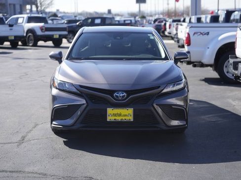 Used 2022 Toyota Camry SE image 3