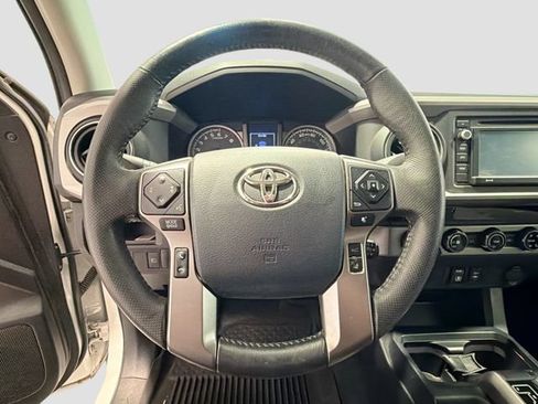 Used 2018 Toyota Tacoma SR5 AWD/4WD image 9