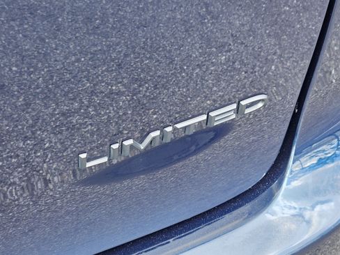 Used 2025 Chrysler Pacifica Limited FWD image 34