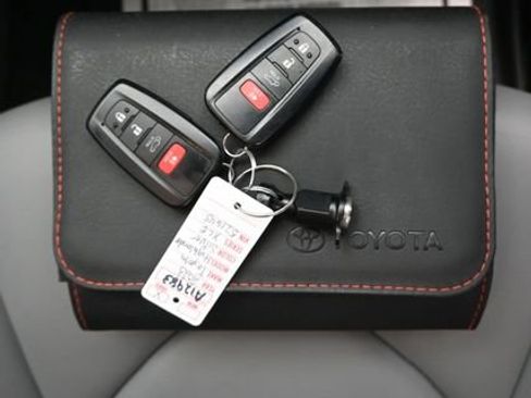Used 2023 Toyota Highlander XLE AWD/4WD image 13