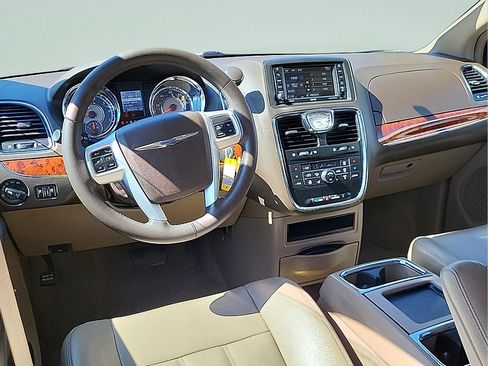 Used 2015 Chrysler Town & Country Touring w/ Driver Convenience Group FWD image 16