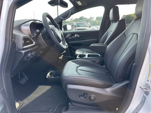New 2026 Chrysler Pacifica Select image 9