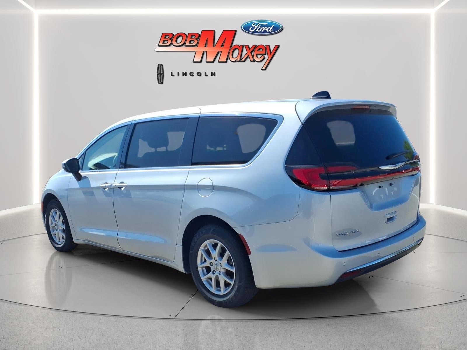 Used 2023 Chrysler Pacifica Touring-L FWD image 7