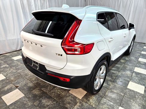 Used 2022 Volvo XC40 T5 Momentum image 5