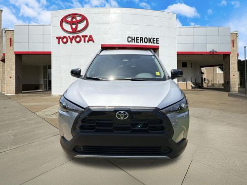 Used 2026 Toyota Corolla Cross LE FWD image 2