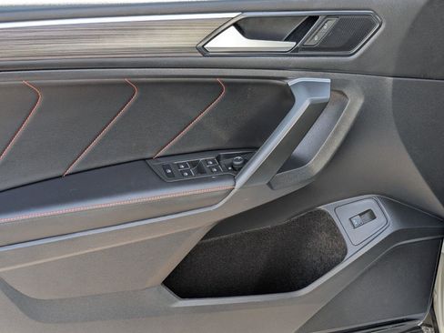 Used 2024 Volkswagen Tiguan SE image 14