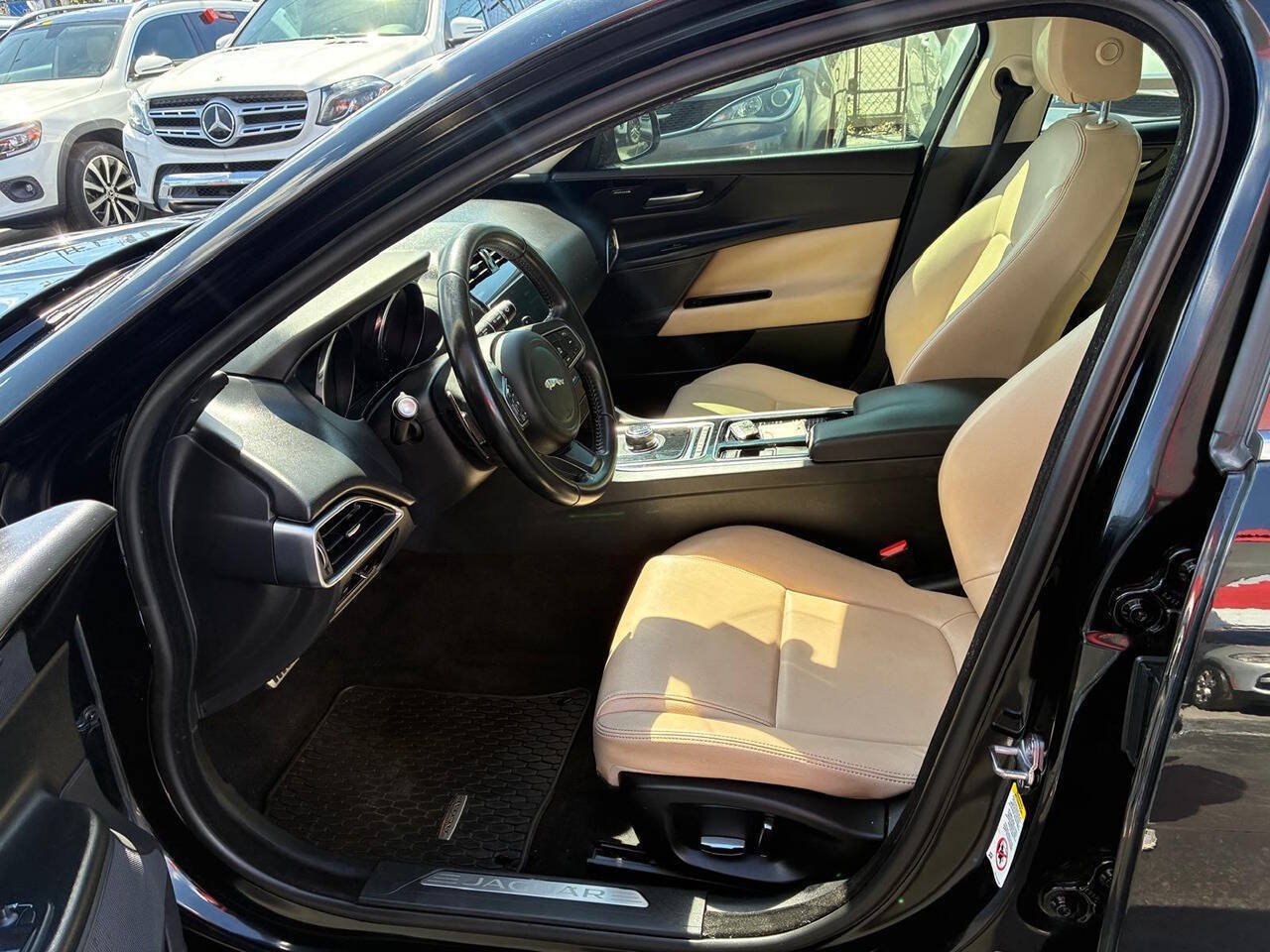 Used 2019 Jaguar XE Premium RWD image 8
