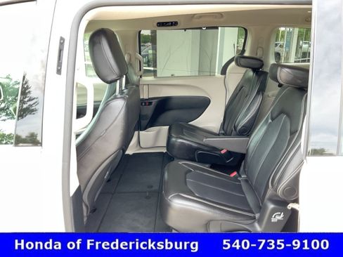 Used 2024 Chrysler Pacifica Touring-L FWD image 24