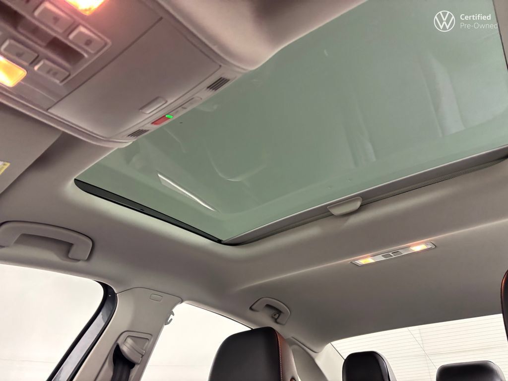 Used 2025 Volkswagen Jetta SE w/ Sunroof Package FWD image 24