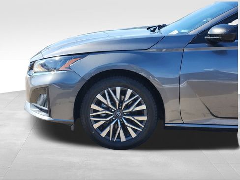 Used 2024 Nissan Altima 2.5 SV image 9