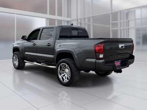 Used 2018 Toyota Tacoma TRD Off-Road AWD/4WD image 4