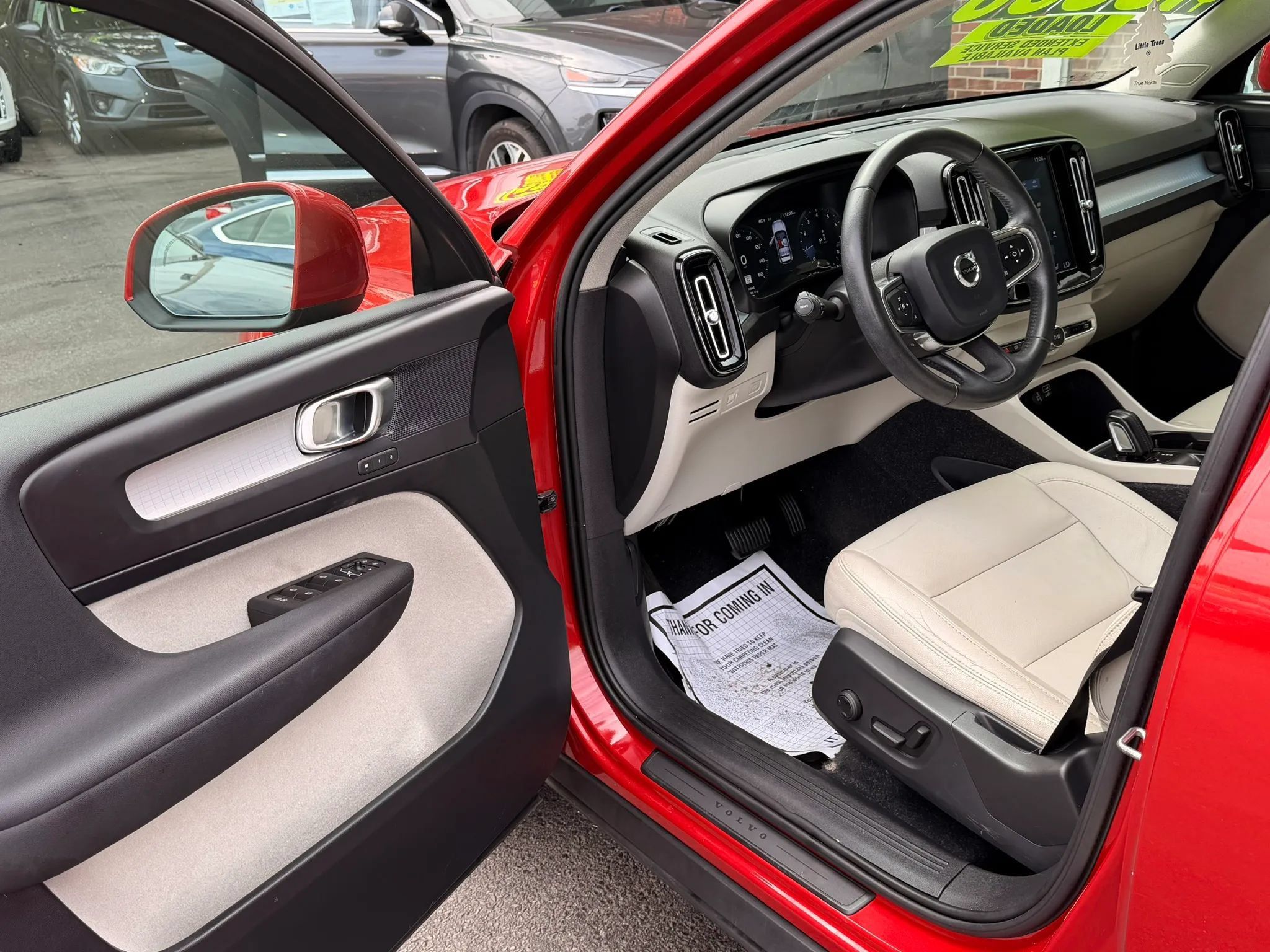 Used 2019 Volvo XC40 T4 Momentum FWD image 8