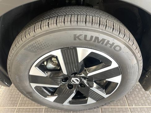 Used 2025 Nissan Kicks SV image 4