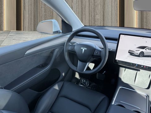 Used 2025 Tesla Model Y Long Range image 55