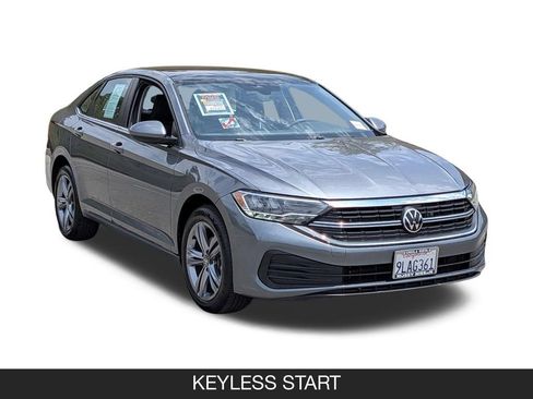 Used 2023 Volkswagen Jetta SE FWD image 2
