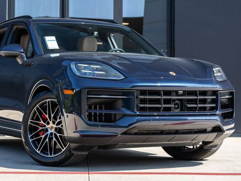 Certified 2025 Porsche Cayenne S AWD/4WD image 9