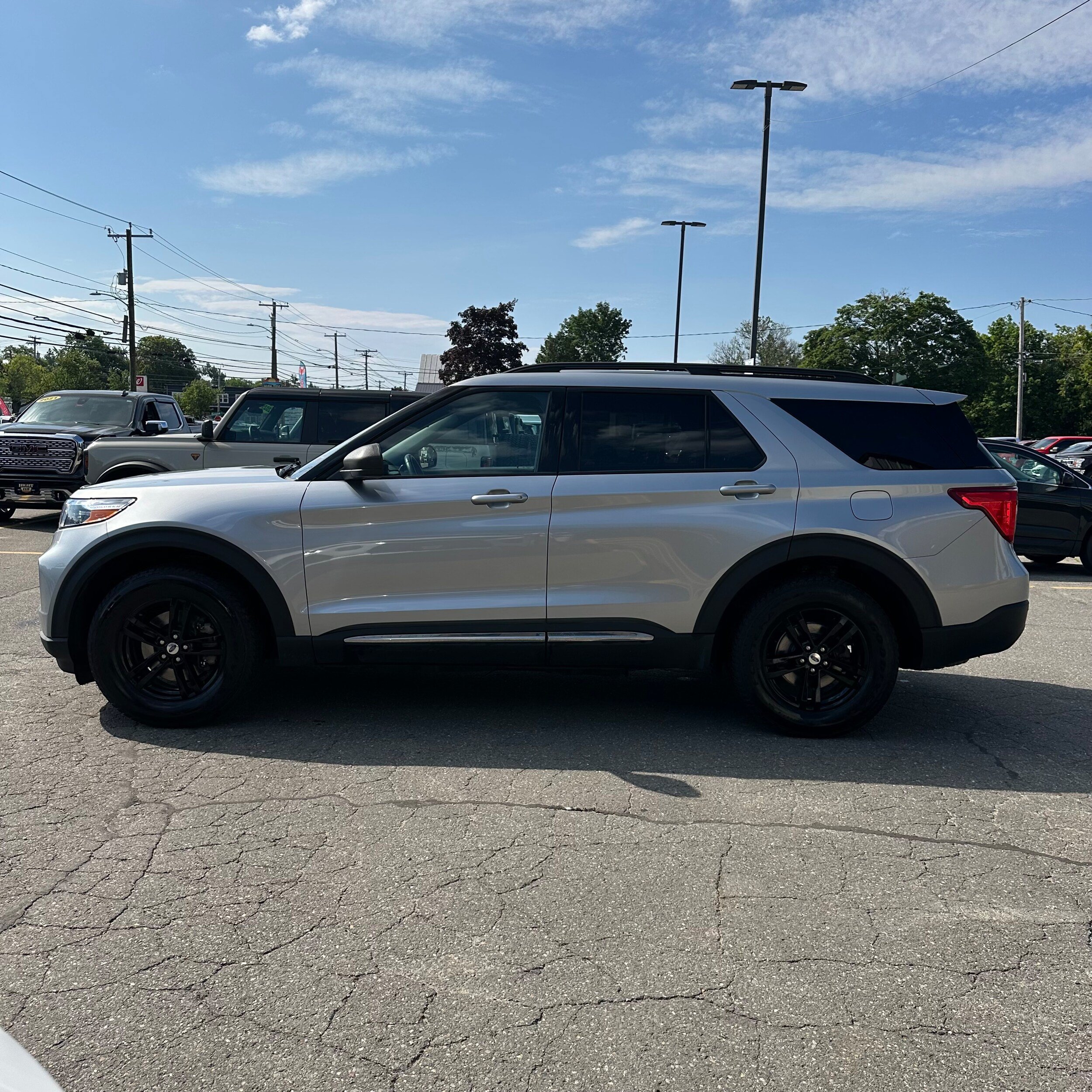 Used 2023 Ford Explorer XLT w/ Equipment Group 202A AWD/4WD image 6