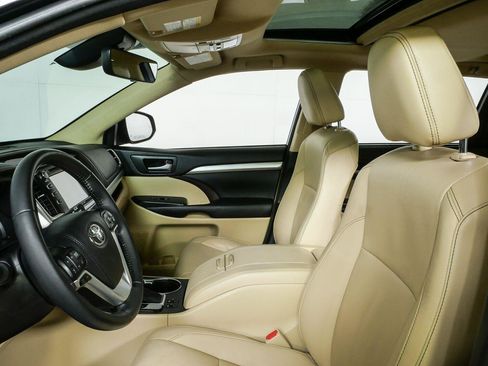 Used 2018 Toyota Highlander XLE FWD image 5