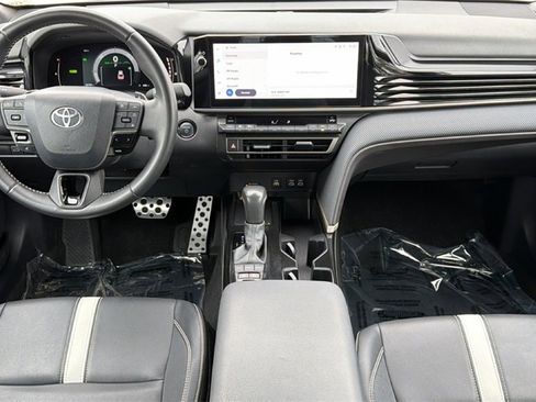 Used 2025 Toyota Camry SE image 36