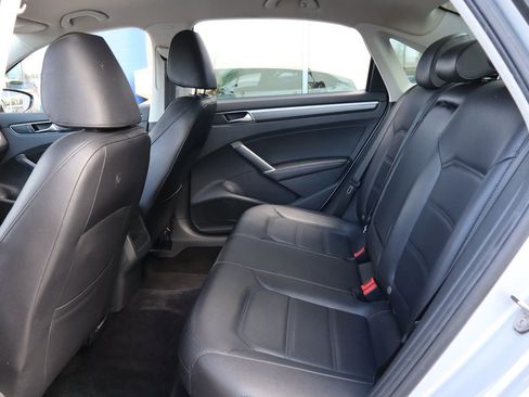 Used 2018 Volkswagen Passat 2.0T R-Line w/ R-Line Lighting Package FWD image 11