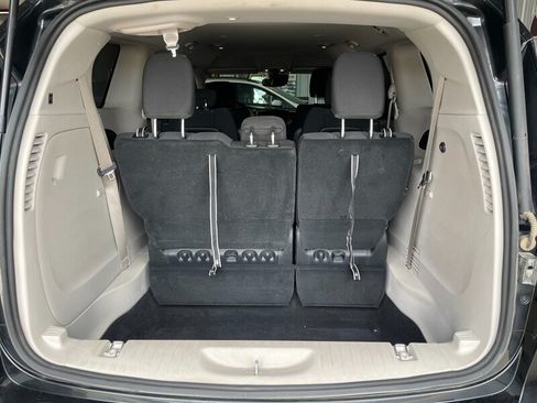 Used 2022 Chrysler Voyager LX FWD image 24