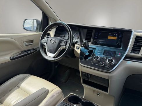 Used 2016 Toyota Sienna XLE image 27
