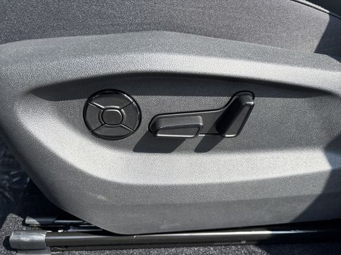 New 2025 Volkswagen Tiguan SE image 17