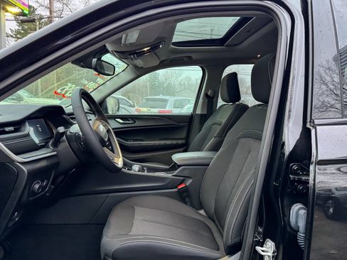 Used 2024 Jeep Grand Cherokee L Laredo image 18