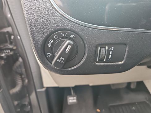 Used 2017 Dodge Grand Caravan SXT image 18