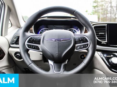 Used 2023 Chrysler Pacifica Limited FWD image 28
