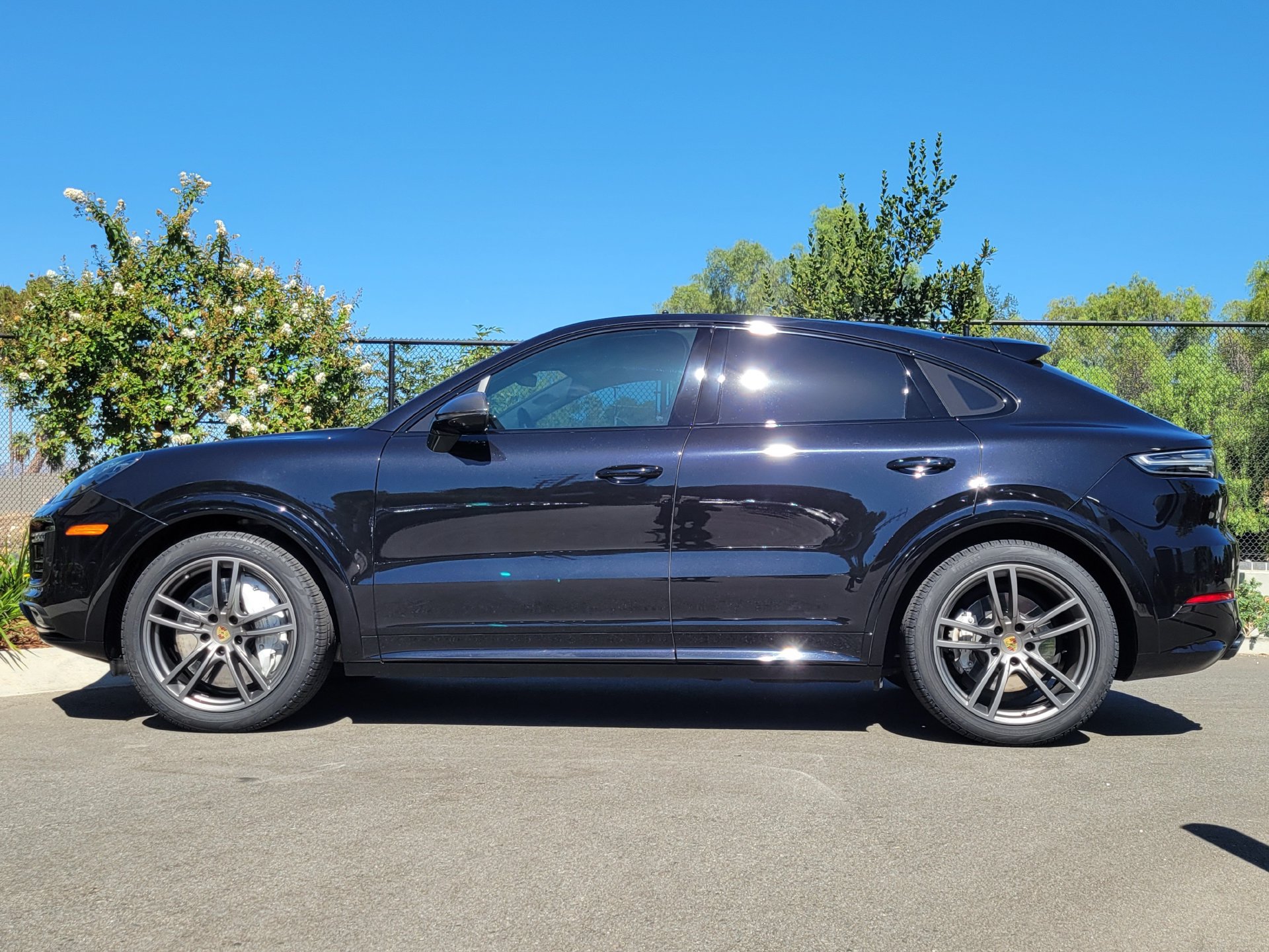 Certified 2022 Porsche Cayenne Turbo AWD/4WD image 2