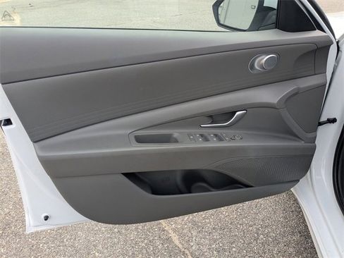 Used 2024 Hyundai Elantra SEL image 9