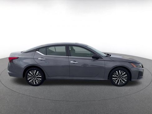 Used 2025 Nissan Altima 2.5 SV FWD image 15