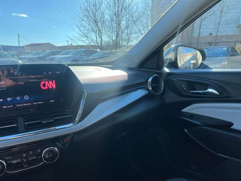 Used 2025 Chevrolet Trax LT image 33