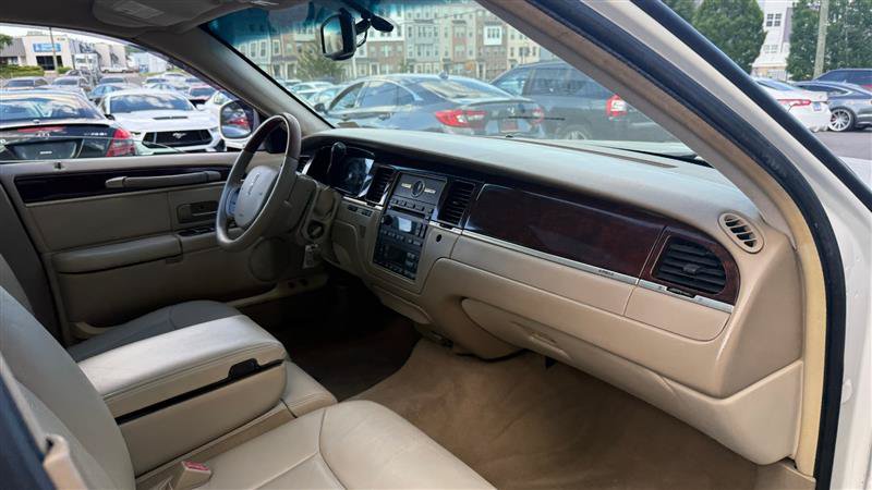 Used 2007 Lincoln Town Car Signature Limited RWD image 24