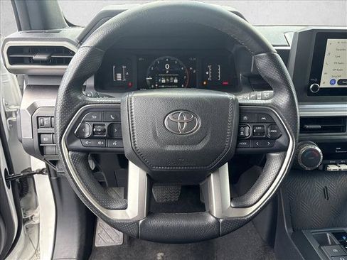 Used 2025 Toyota 4Runner SR5 AWD/4WD image 17