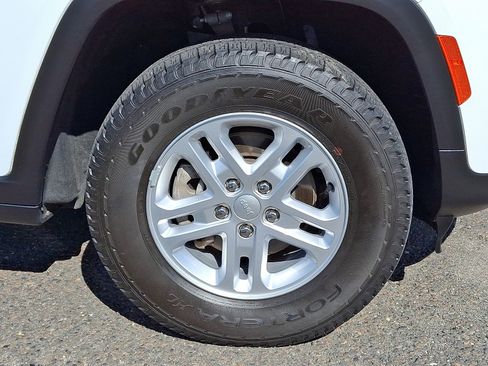 Used 2022 Jeep Grand Cherokee Laredo w/ Luxury Tech Group I image 8