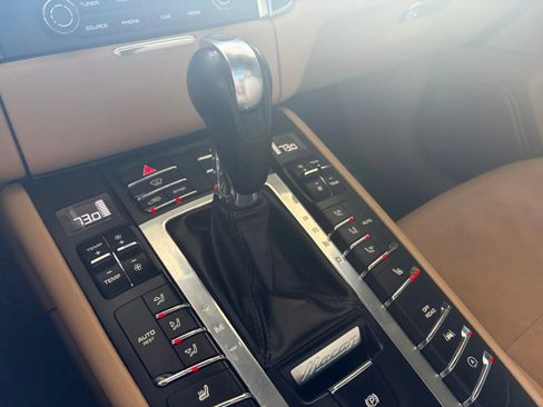 Used 2018 Porsche Macan Sport Edition AWD/4WD image 26