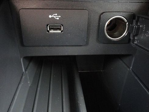 Used 2018 Ford Explorer XLT image 27