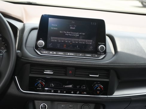 Used 2023 Nissan Rogue SV FWD image 16