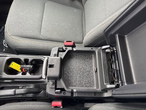 Used 2025 Jeep Wrangler Sahara image 29